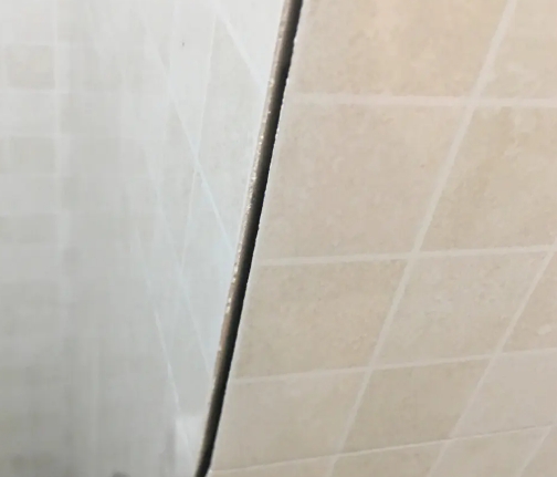 乌尔禾瓷砖空鼓维修公司分享阳台瓷砖脱落的修复过程可以分为以下几个步骤