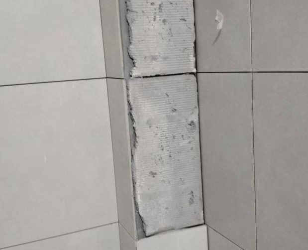 乌尔禾瓷砖空鼓维修公司分享下瓷砖施工前基层浇水润湿程度不足，可能导致以下问题